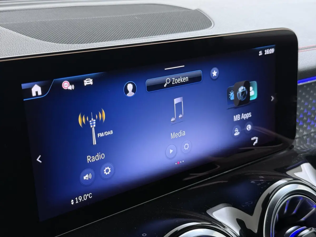 EQB 300 4Matic AMG NIEUW MODEL | SOH 100% | NIGHT PAKKET | 7-PERSOONS | ACHTERUITRIJCAMERA | ADAPTIVE CRUISE CONTROL | ELEKTRISCHE ACHTERKLEP | STUUR- & STOELVERWARMING | AMBIENT LIGHTING | 