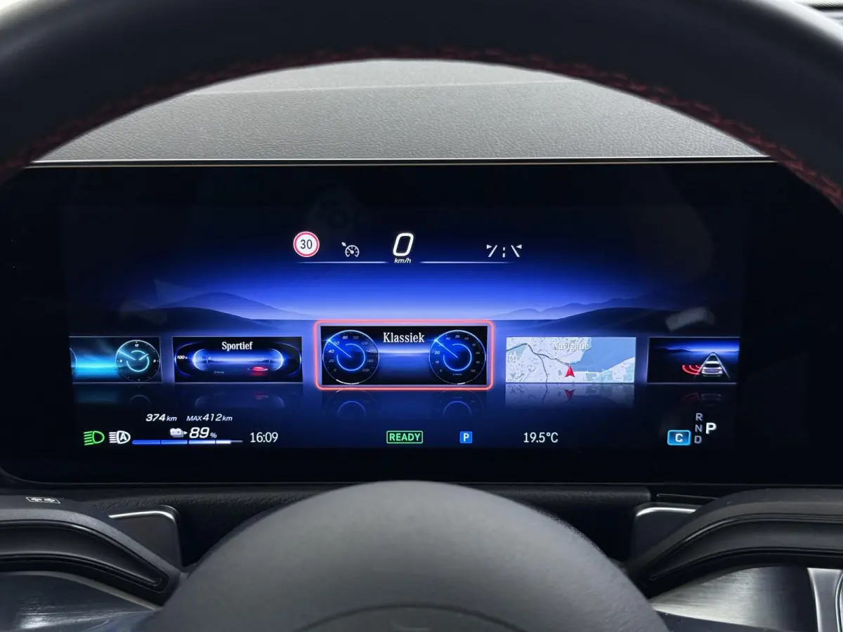 EQB 300 4Matic AMG NIEUW MODEL | SOH 100% | NIGHT PAKKET | 7-PERSOONS | ACHTERUITRIJCAMERA | ADAPTIVE CRUISE CONTROL | ELEKTRISCHE ACHTERKLEP | STUUR- & STOELVERWARMING | AMBIENT LIGHTING | 