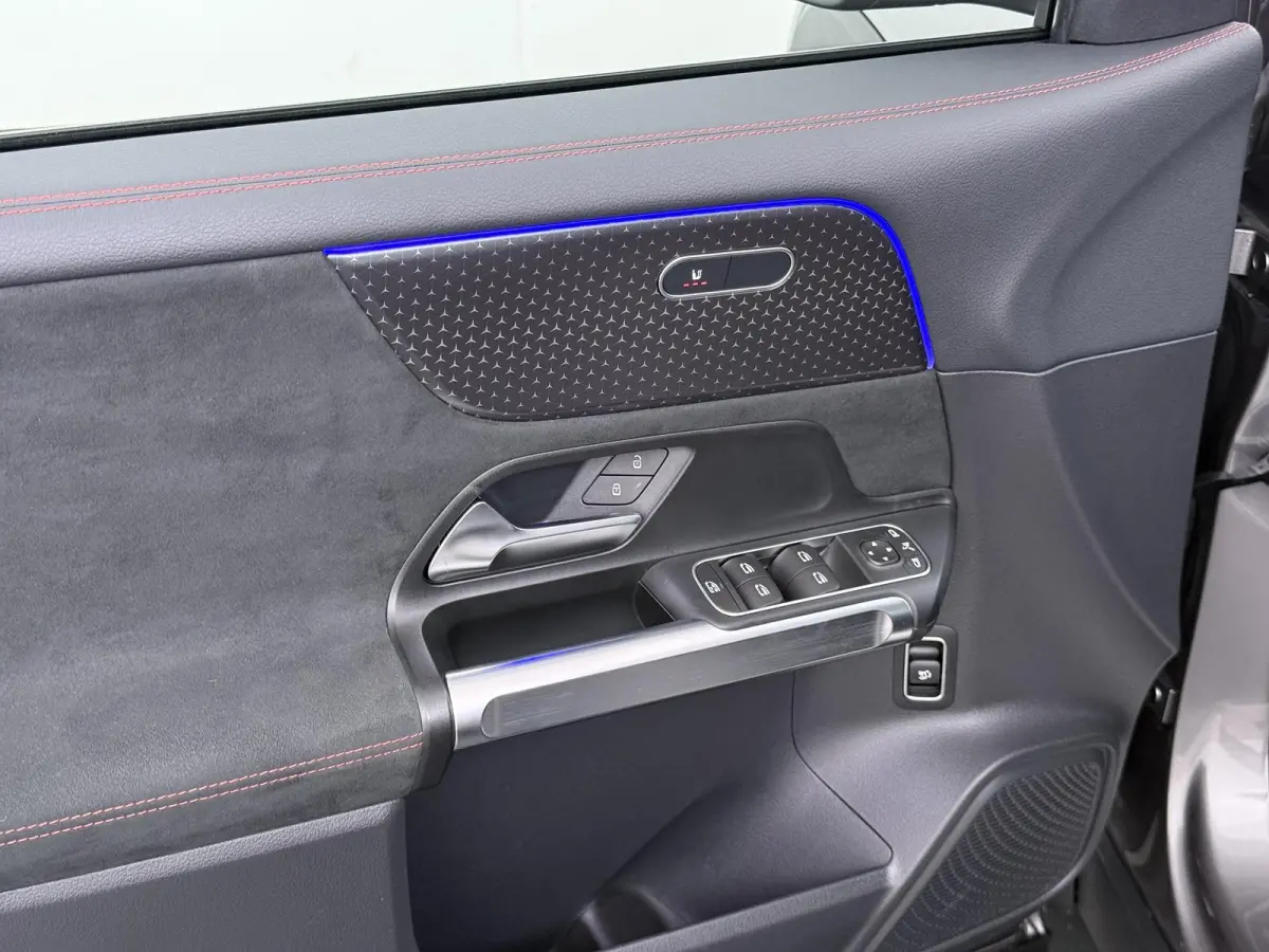 EQB 300 4Matic AMG NIEUW MODEL | SOH 100% | NIGHT PAKKET | 7-PERSOONS | ACHTERUITRIJCAMERA | ADAPTIVE CRUISE CONTROL | ELEKTRISCHE ACHTERKLEP | STUUR- & STOELVERWARMING | AMBIENT LIGHTING | 