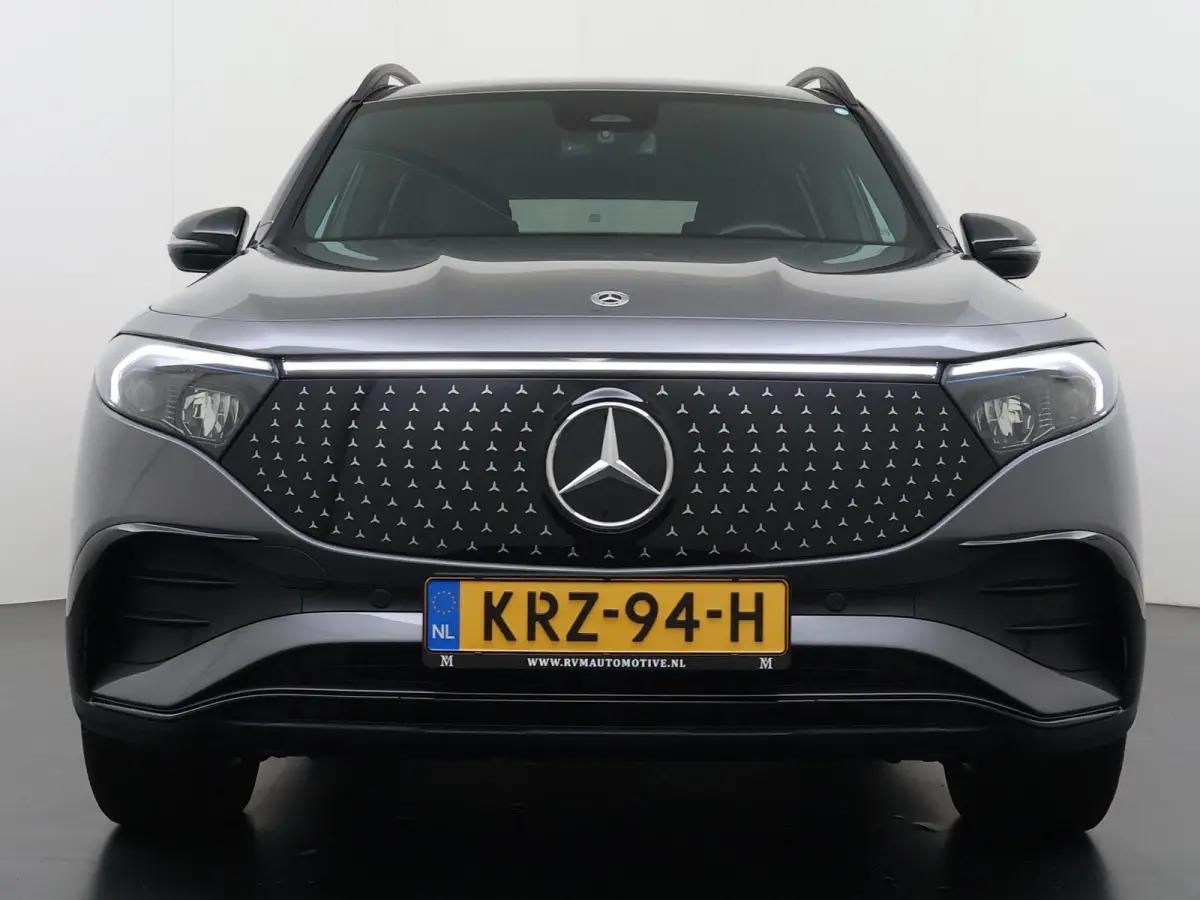 EQB 300 4Matic AMG VAN: 47.900,- VOOR: 45.440,- UW HERFSTVOORDEEL: 2.460,- NIEUW MODEL | SOH 100% | NIGHT PAKKET | 7-PERSOONS | ACHTERUITRIJCAMERA | ADAPTIVE CRUISE CONTROL | ELEKTRISCHE ACH