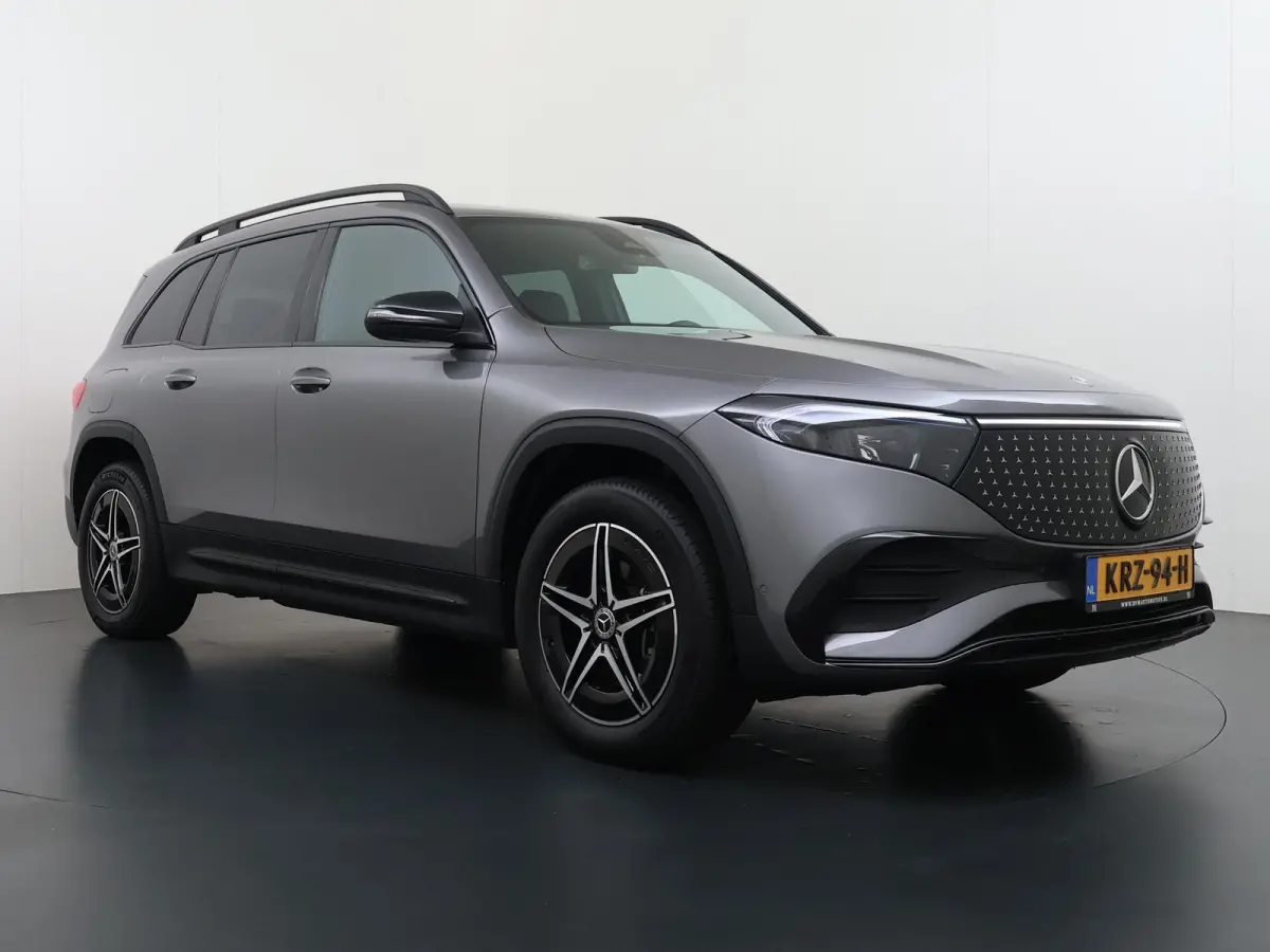 EQB 300 4Matic AMG VAN: 47.900,- VOOR: 45.440,- UW HERFSTVOORDEEL: 2.460,- NIEUW MODEL | SOH 100% | NIGHT PAKKET | 7-PERSOONS | ACHTERUITRIJCAMERA | ADAPTIVE CRUISE CONTROL | ELEKTRISCHE ACH