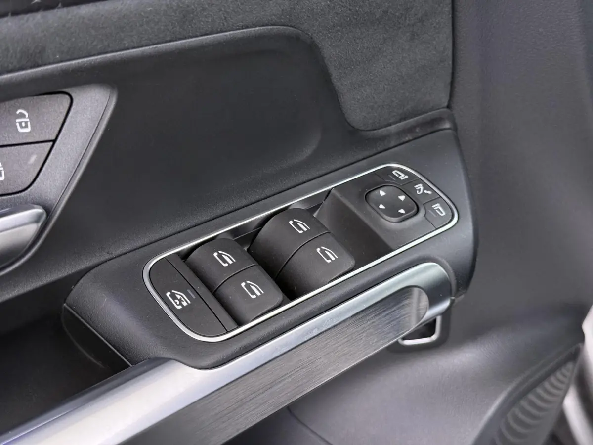 EQB 300 4Matic AMG NIEUW MODEL | SOH 100% | NIGHT PAKKET | 7-PERSOONS | ACHTERUITRIJCAMERA | ADAPTIVE CRUISE CONTROL | ELEKTRISCHE ACHTERKLEP | STUUR- & STOELVERWARMING | AMBIENT LIGHTING | 