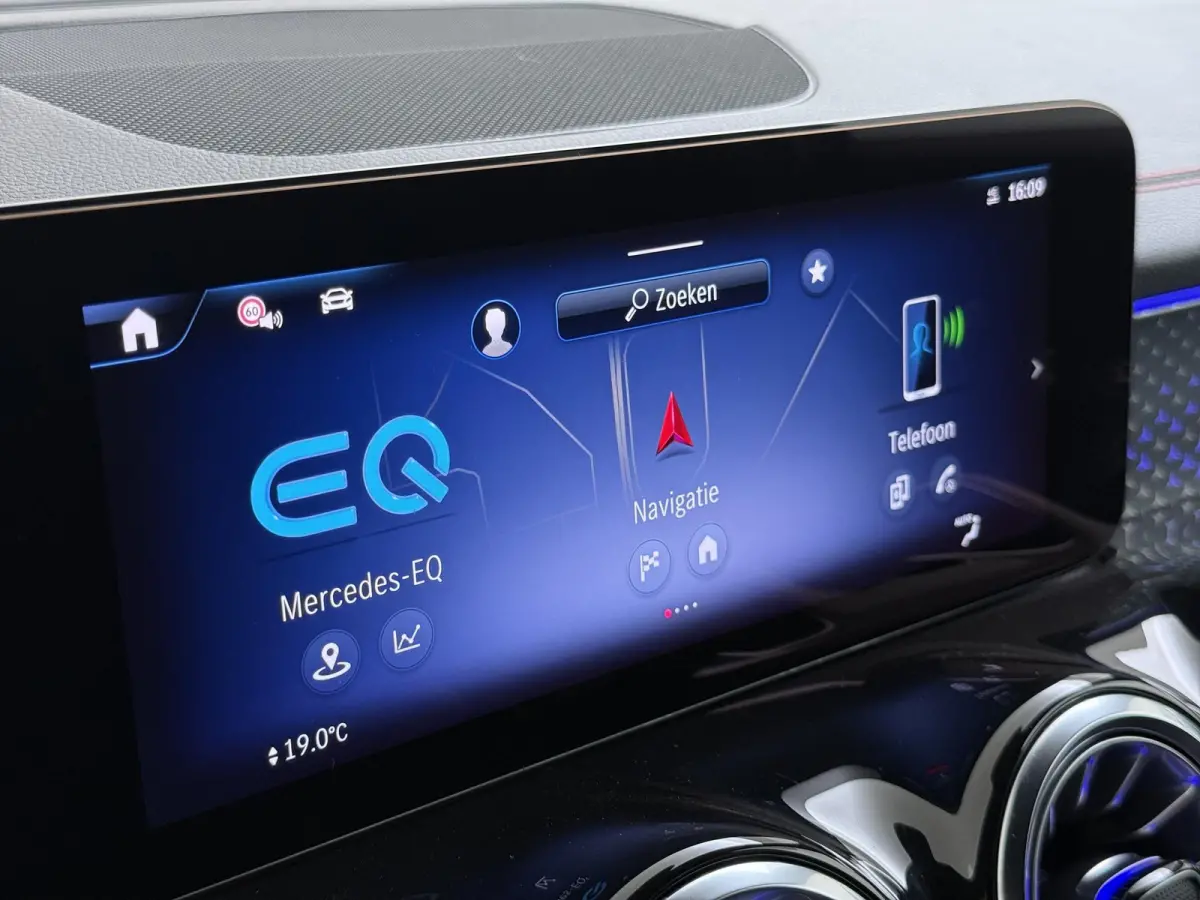 EQB 300 4Matic AMG NIEUW MODEL | SOH 100% | NIGHT PAKKET | 7-PERSOONS | ACHTERUITRIJCAMERA | ADAPTIVE CRUISE CONTROL | ELEKTRISCHE ACHTERKLEP | STUUR- & STOELVERWARMING | AMBIENT LIGHTING | 