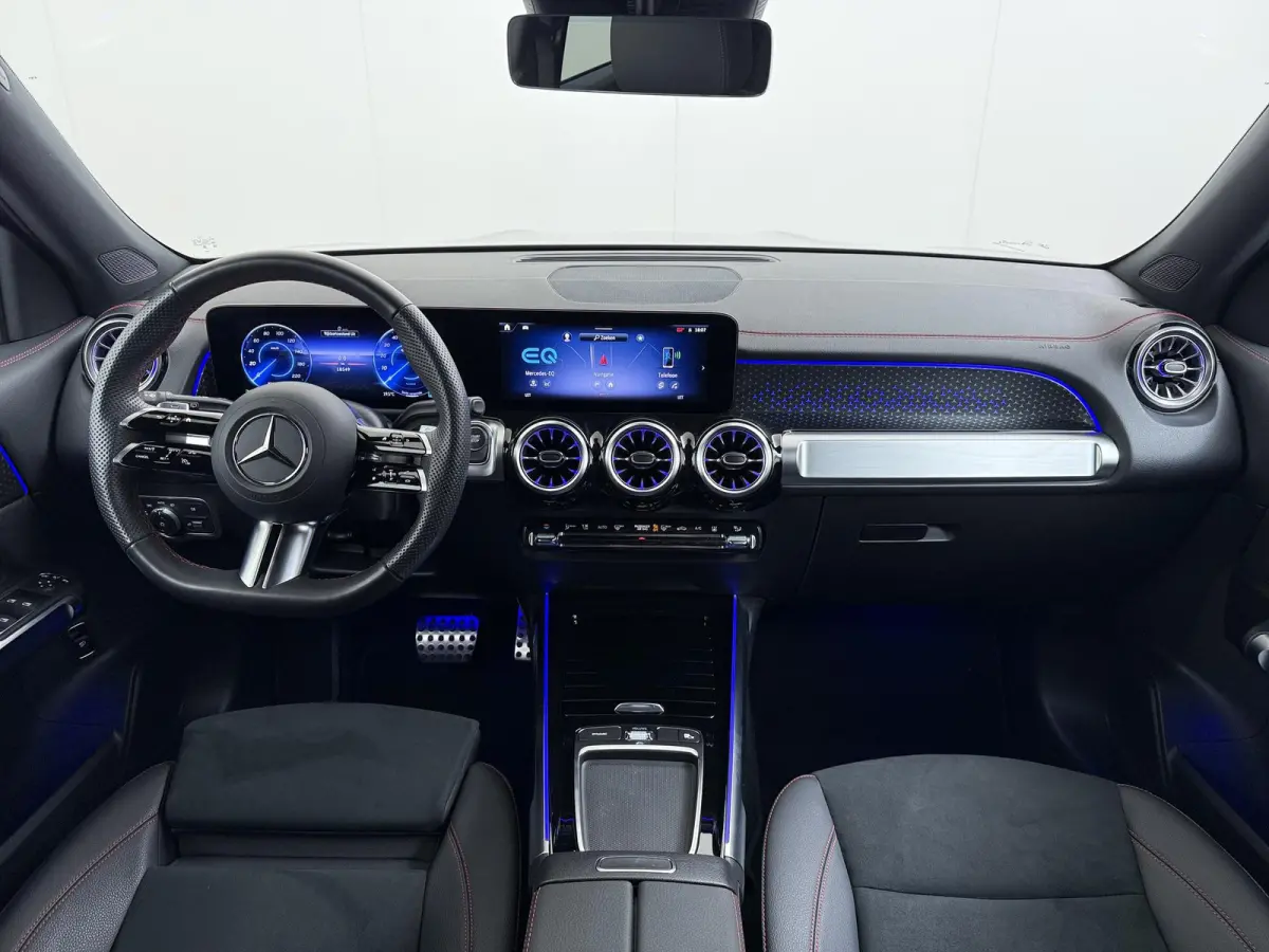 EQB 300 4Matic AMG NIEUW MODEL | SOH 100% | NIGHT PAKKET | 7-PERSOONS | ACHTERUITRIJCAMERA | ADAPTIVE CRUISE CONTROL | ELEKTRISCHE ACHTERKLEP | STUUR- & STOELVERWARMING | AMBIENT LIGHTING | 