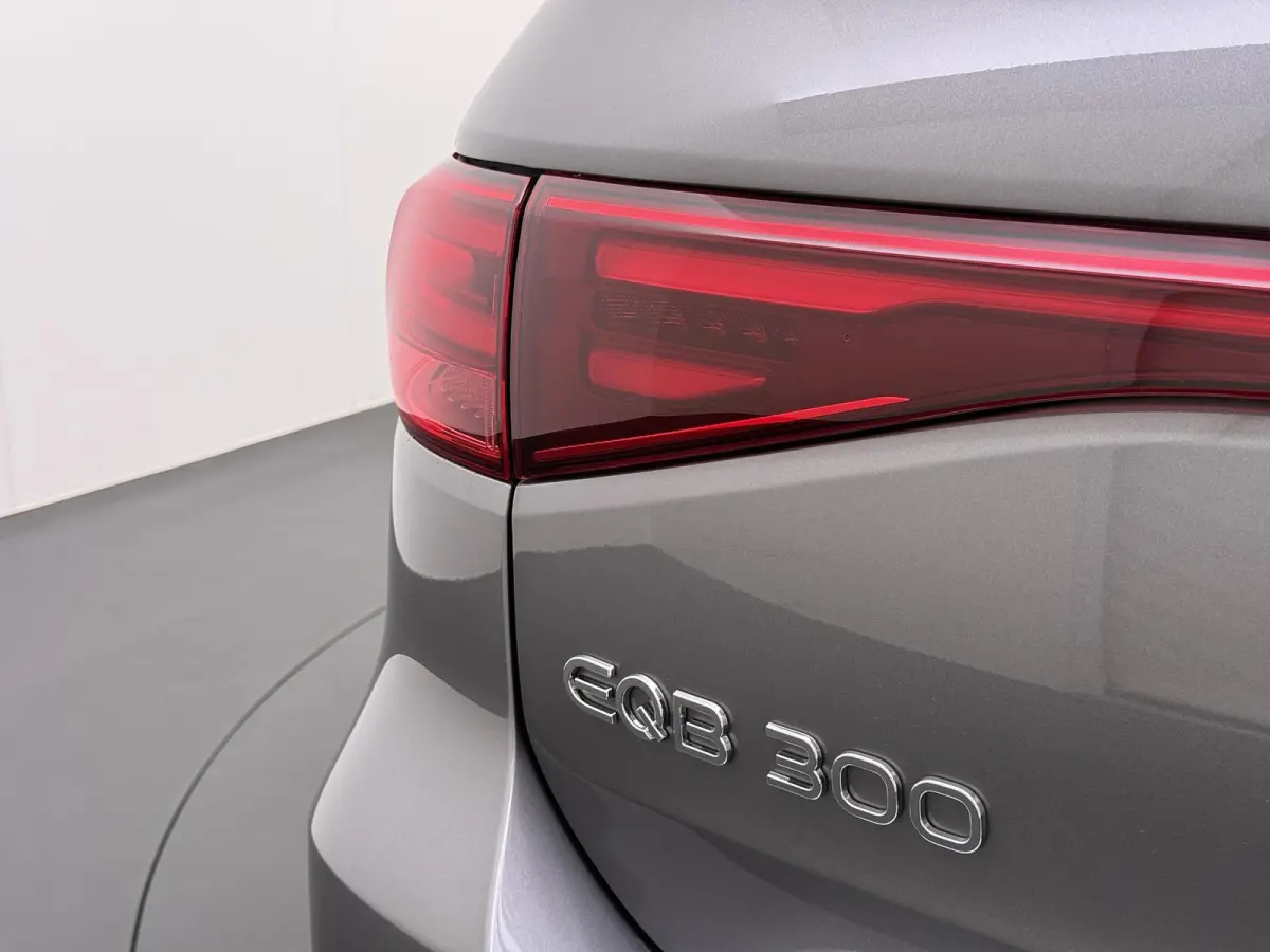 EQB 300 4Matic AMG VAN: 47.900,- VOOR: 45.440,- UW HERFSTVOORDEEL: 2.460,- NIEUW MODEL | SOH 100% | NIGHT PAKKET | 7-PERSOONS | ACHTERUITRIJCAMERA | ADAPTIVE CRUISE CONTROL | ELEKTRISCHE ACH
