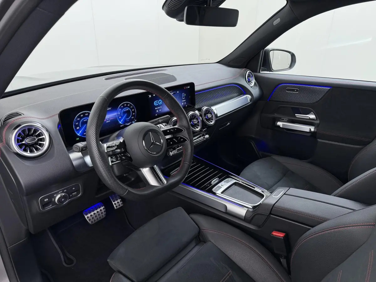 EQB 300 4Matic AMG NIEUW MODEL | SOH 100% | NIGHT PAKKET | 7-PERSOONS | ACHTERUITRIJCAMERA | ADAPTIVE CRUISE CONTROL | ELEKTRISCHE ACHTERKLEP | STUUR- & STOELVERWARMING | AMBIENT LIGHTING | 
