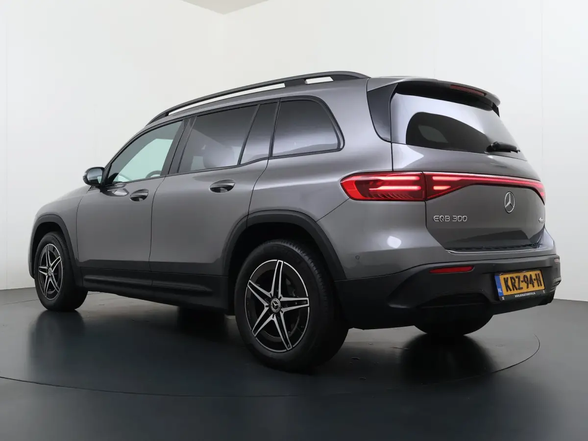 EQB 300 4Matic AMG VAN: 47.900,- VOOR: 45.440,- UW HERFSTVOORDEEL: 2.460,- NIEUW MODEL | SOH 100% | NIGHT PAKKET | 7-PERSOONS | ACHTERUITRIJCAMERA | ADAPTIVE CRUISE CONTROL | ELEKTRISCHE ACH