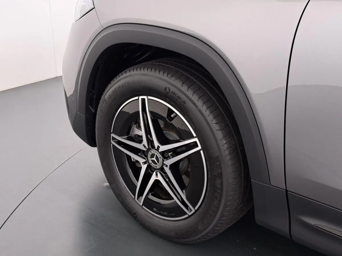 EQB 300 4Matic AMG NIEUW MODEL | SOH 100% | NIGHT PAKKET | 7-PERSOONS | ACHTERUITRIJCAMERA | ADAPTIVE CRUISE CONTROL | ELEKTRISCHE ACHTERKLEP | STUUR- & STOELVERWARMING | AMBIENT LIGHTING | 