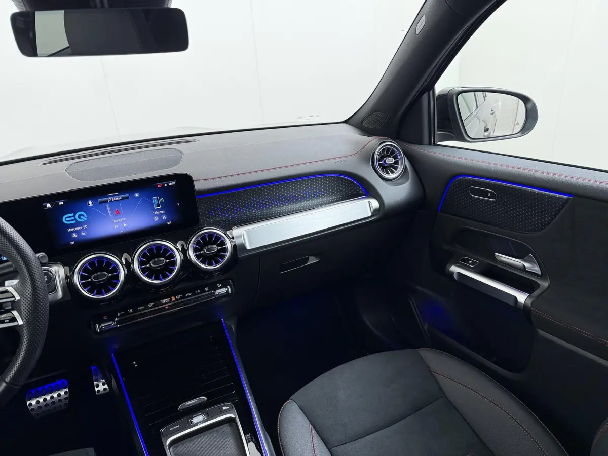 EQB 300 4Matic AMG NIEUW MODEL | SOH 100% | NIGHT PAKKET | 7-PERSOONS | ACHTERUITRIJCAMERA | ADAPTIVE CRUISE CONTROL | ELEKTRISCHE ACHTERKLEP | STUUR- & STOELVERWARMING | AMBIENT LIGHTING | 