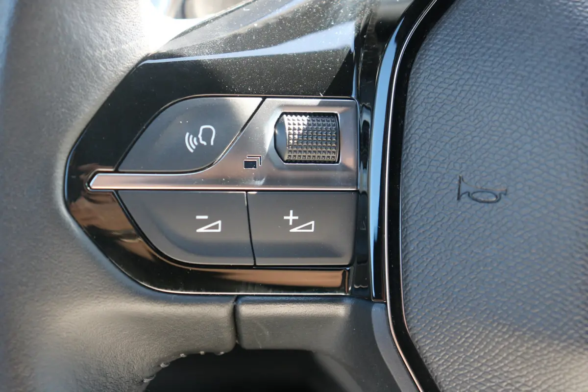 1.2 Hybrid 136 Allure | Navi | Keyless entry | Camera V+A | LMV | Ad. Cruise control | DAB |