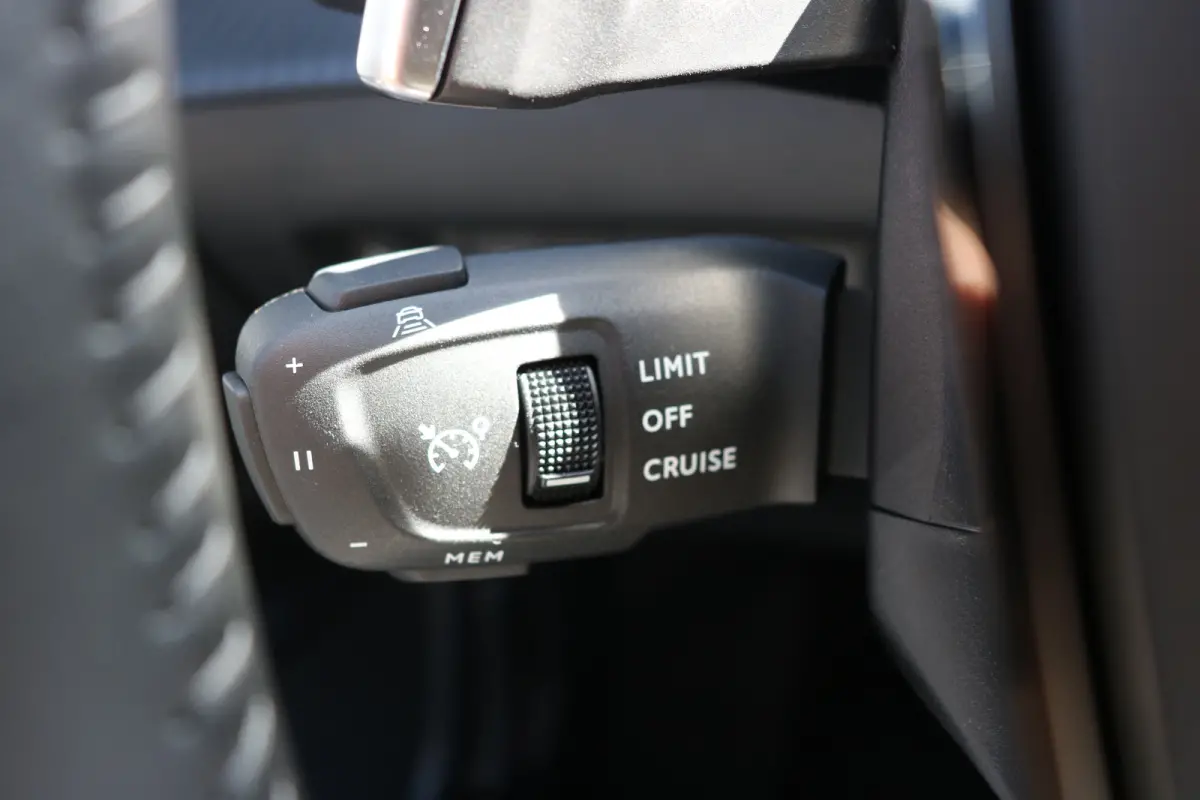 1.2 Hybrid 136 Allure | Navi | Keyless entry | Camera V+A | LMV | Ad. Cruise control | DAB |