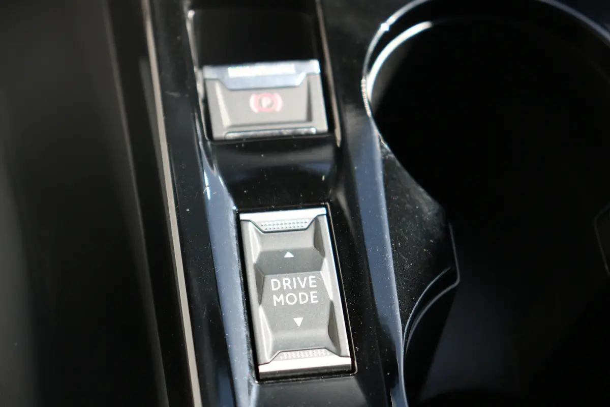 1.2 Hybrid 136 Allure | Navi | Keyless entry | Camera V+A | LMV | Ad. Cruise control | DAB |