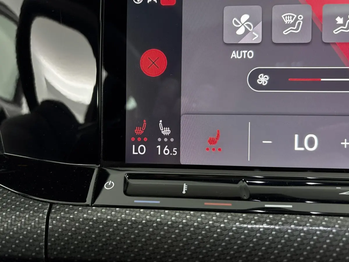 2.0 TSI R-Line Panoramisch Schuif Kanteldak | Stoelverwarming | Stuurwiel Verwarming | Climate Control | Apple Carplay | Android Auto | Bluetooth | Cruise Control Adaptief | Full-LED Koplamp