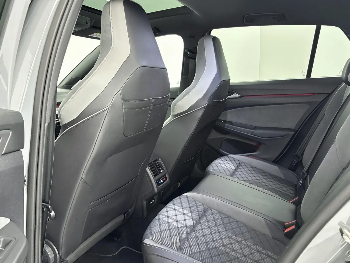 2.0 TSI R-Line Panoramisch Schuif Kanteldak | Stoelverwarming | Stuurwiel Verwarming | Climate Control | Apple Carplay | Android Auto | Bluetooth | Cruise Control Adaptief | Full-LED Koplamp