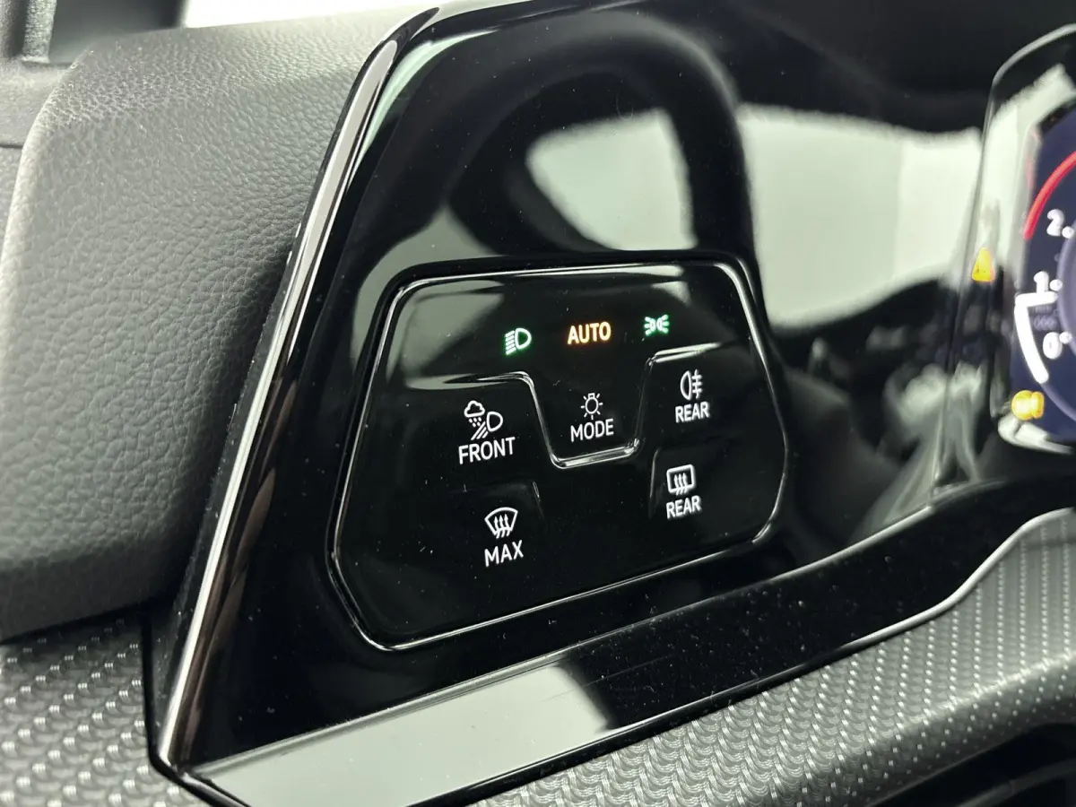 2.0 TSI R-Line Panoramisch Schuif Kanteldak | Stoelverwarming | Stuurwiel Verwarming | Climate Control | Apple Carplay | Android Auto | Bluetooth | Cruise Control Adaptief | Full-LED Koplamp