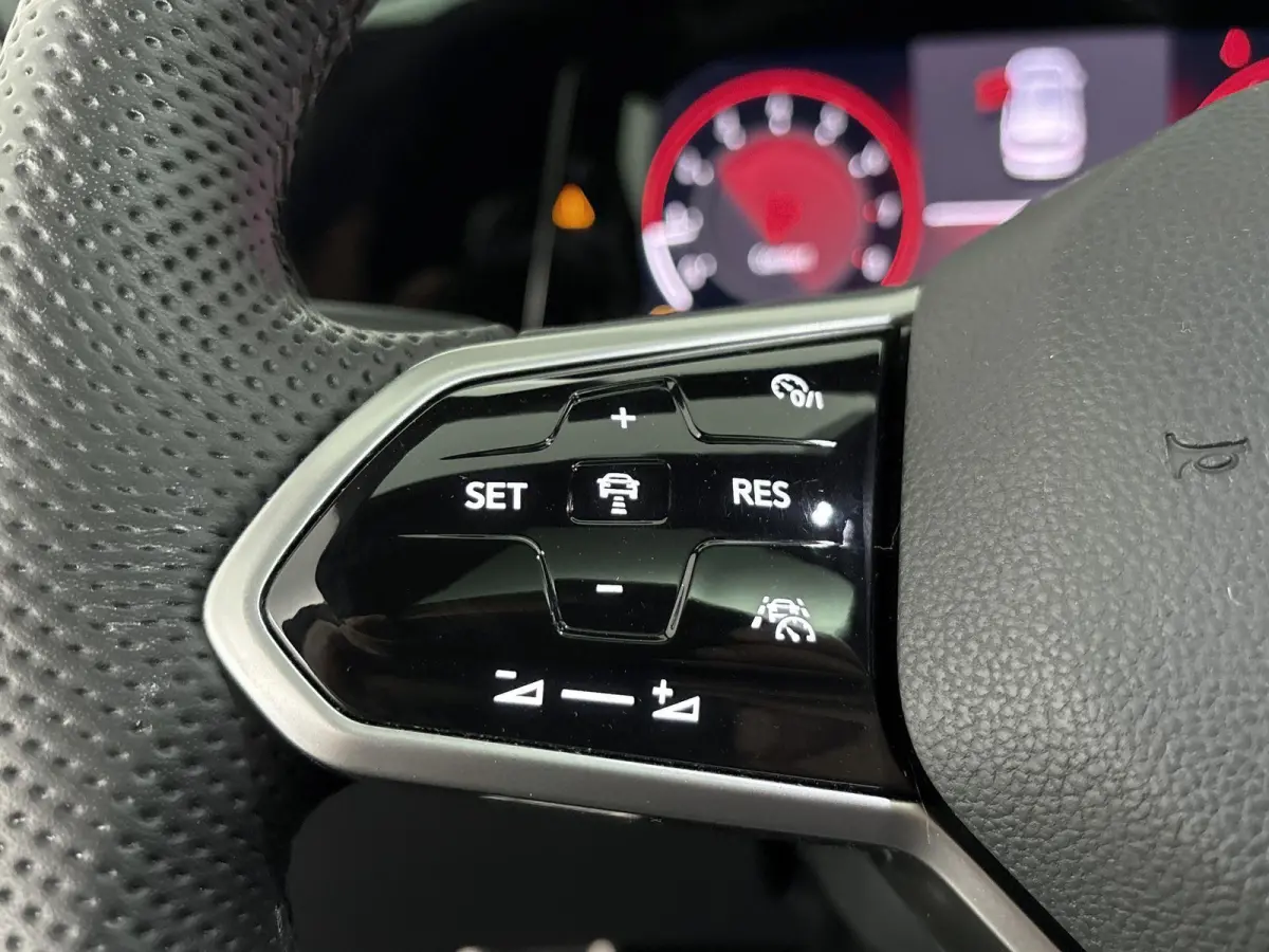 2.0 TSI R-Line Panoramisch Schuif Kanteldak | Stoelverwarming | Stuurwiel Verwarming | Climate Control | Apple Carplay | Android Auto | Bluetooth | Cruise Control Adaptief | Full-LED Koplamp