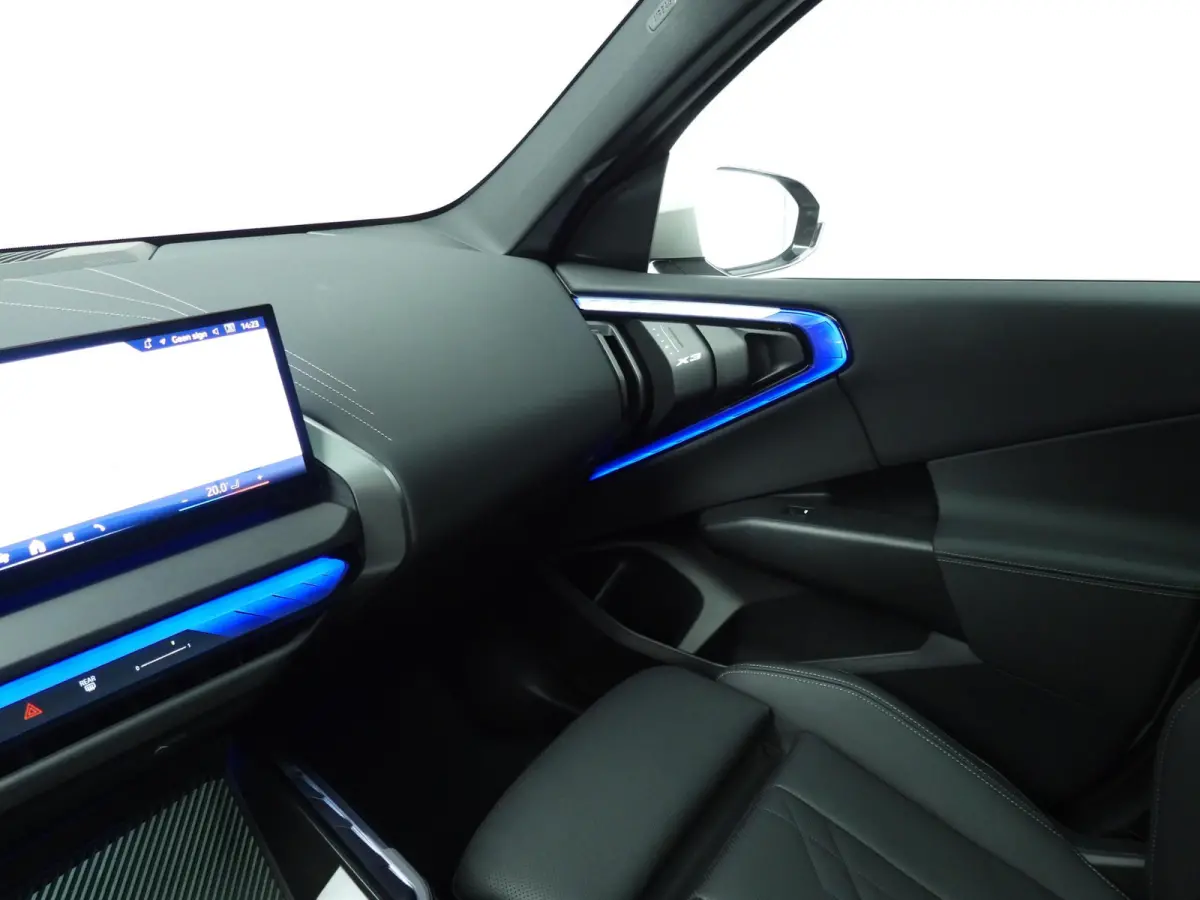30e xDrive | M-Sportpakket | LED | Leder | Navigatie | Schuifdak | Sportstoelen | Stoelverwarming | DAB | Alu 20 inch