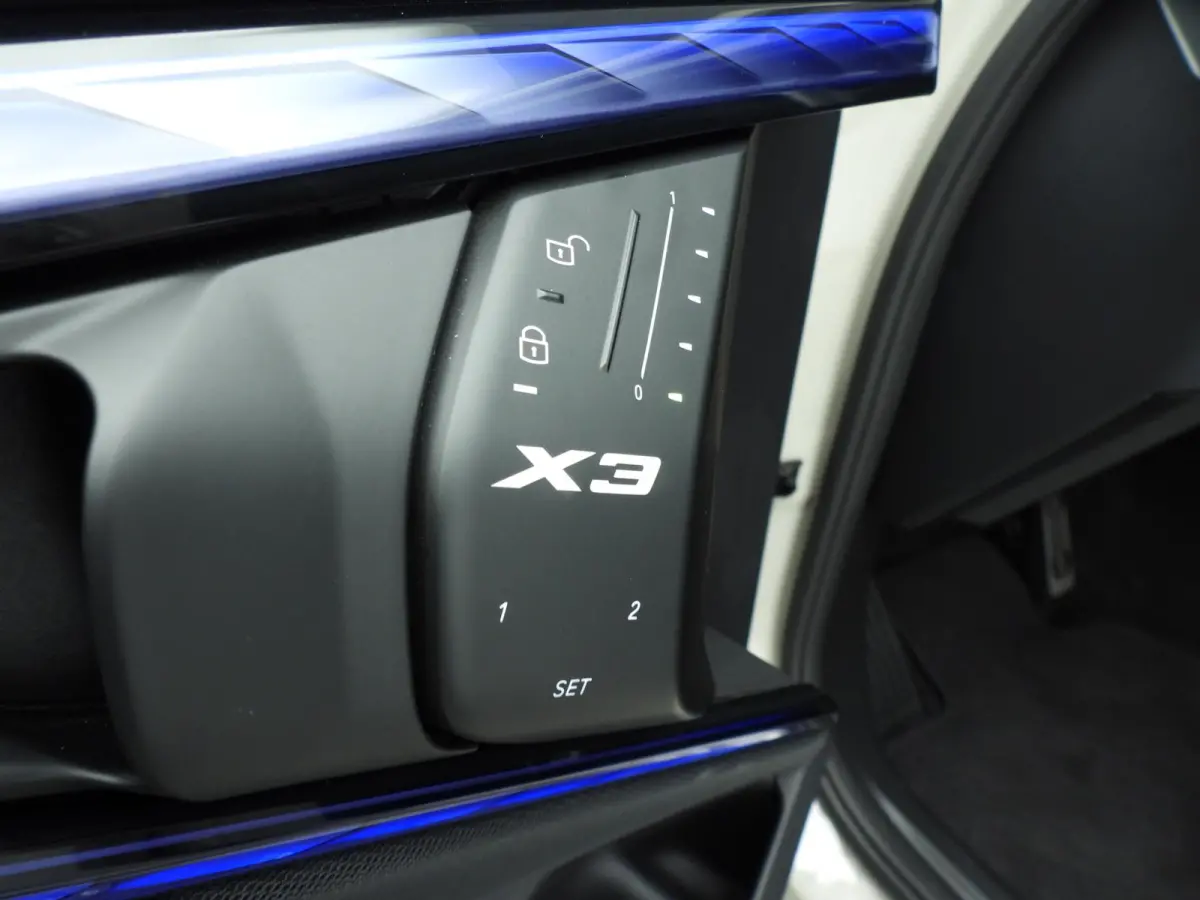 30e xDrive | M-Sportpakket | LED | Leder | Navigatie | Schuifdak | Sportstoelen | Stoelverwarming | DAB | Alu 20 inch