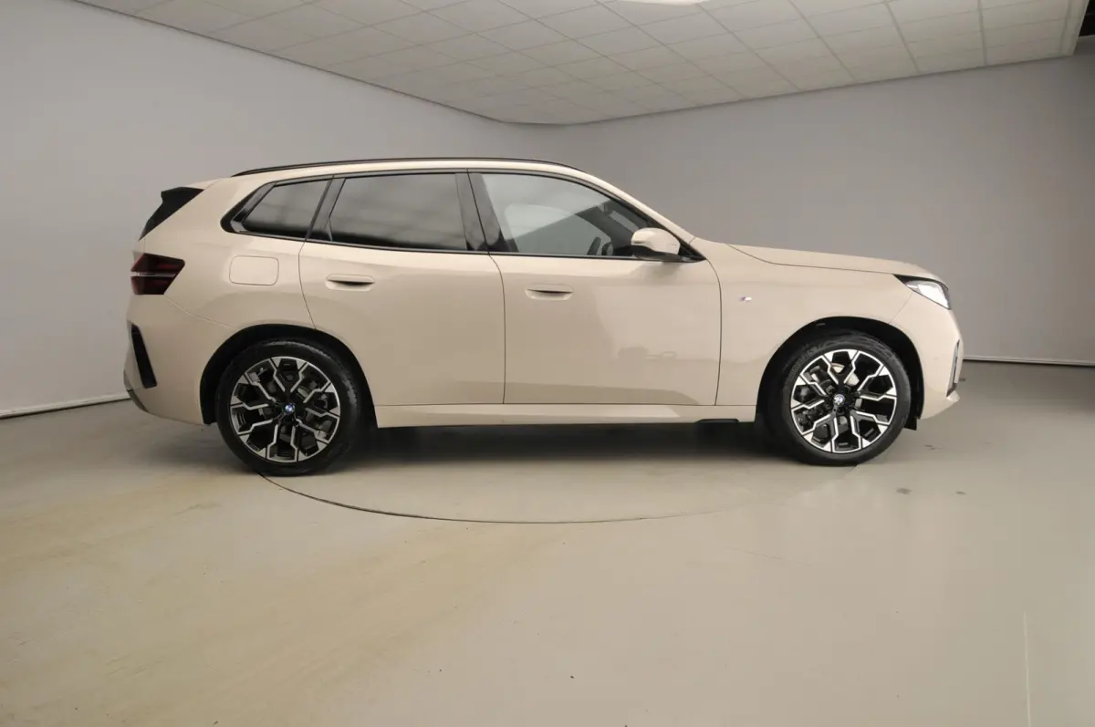 30e xDrive | M-Sportpakket | LED | Leder | Navigatie | Schuifdak | Sportstoelen | Stoelverwarming | DAB | Alu 20 inch