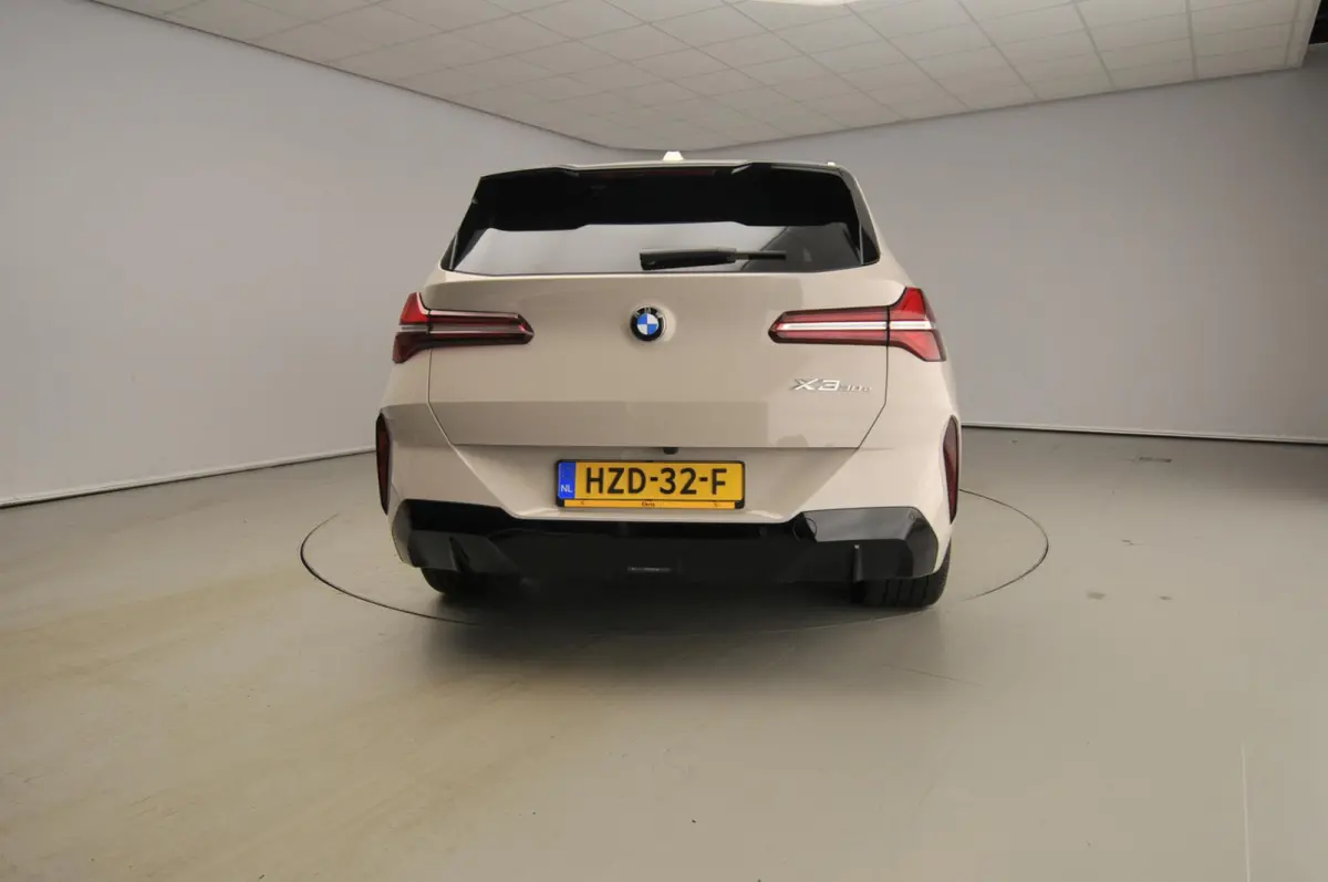 30e xDrive | M-Sportpakket | LED | Leder | Navigatie | Schuifdak | Sportstoelen | Stoelverwarming | DAB | Alu 20 inch