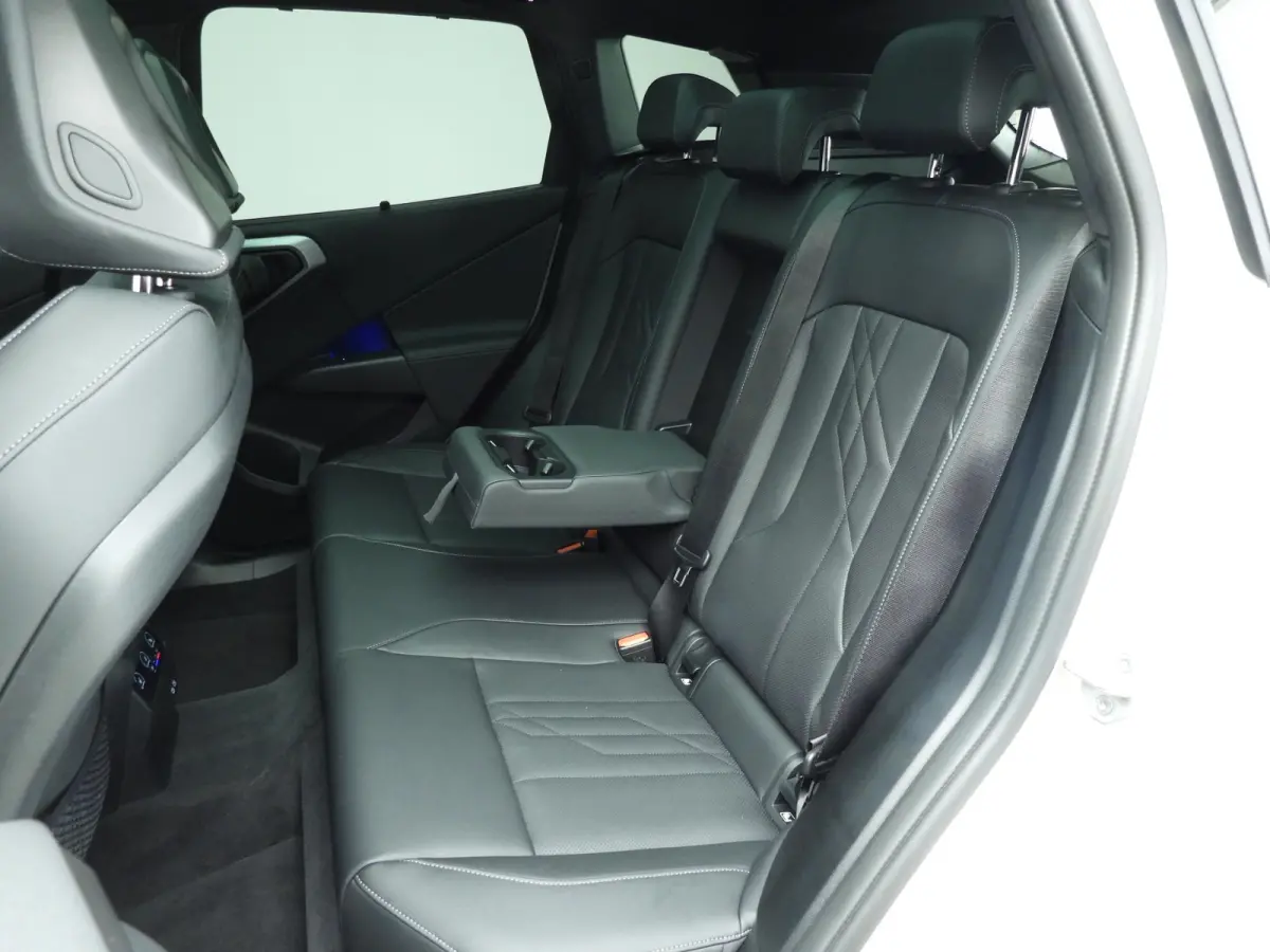 30e xDrive | M-Sportpakket | LED | Leder | Navigatie | Schuifdak | Sportstoelen | Stoelverwarming | DAB | Alu 20 inch