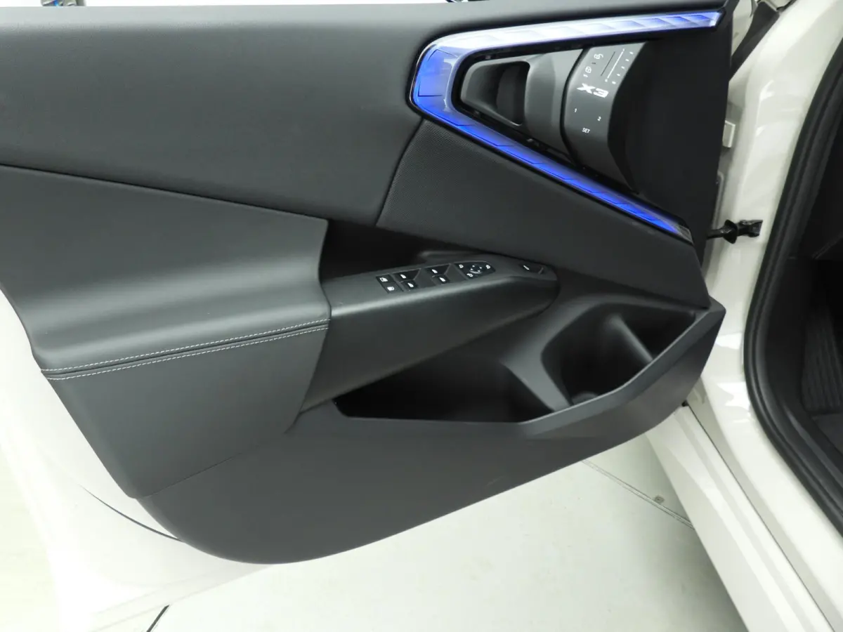 30e xDrive | M-Sportpakket | LED | Leder | Navigatie | Schuifdak | Sportstoelen | Stoelverwarming | DAB | Alu 20 inch