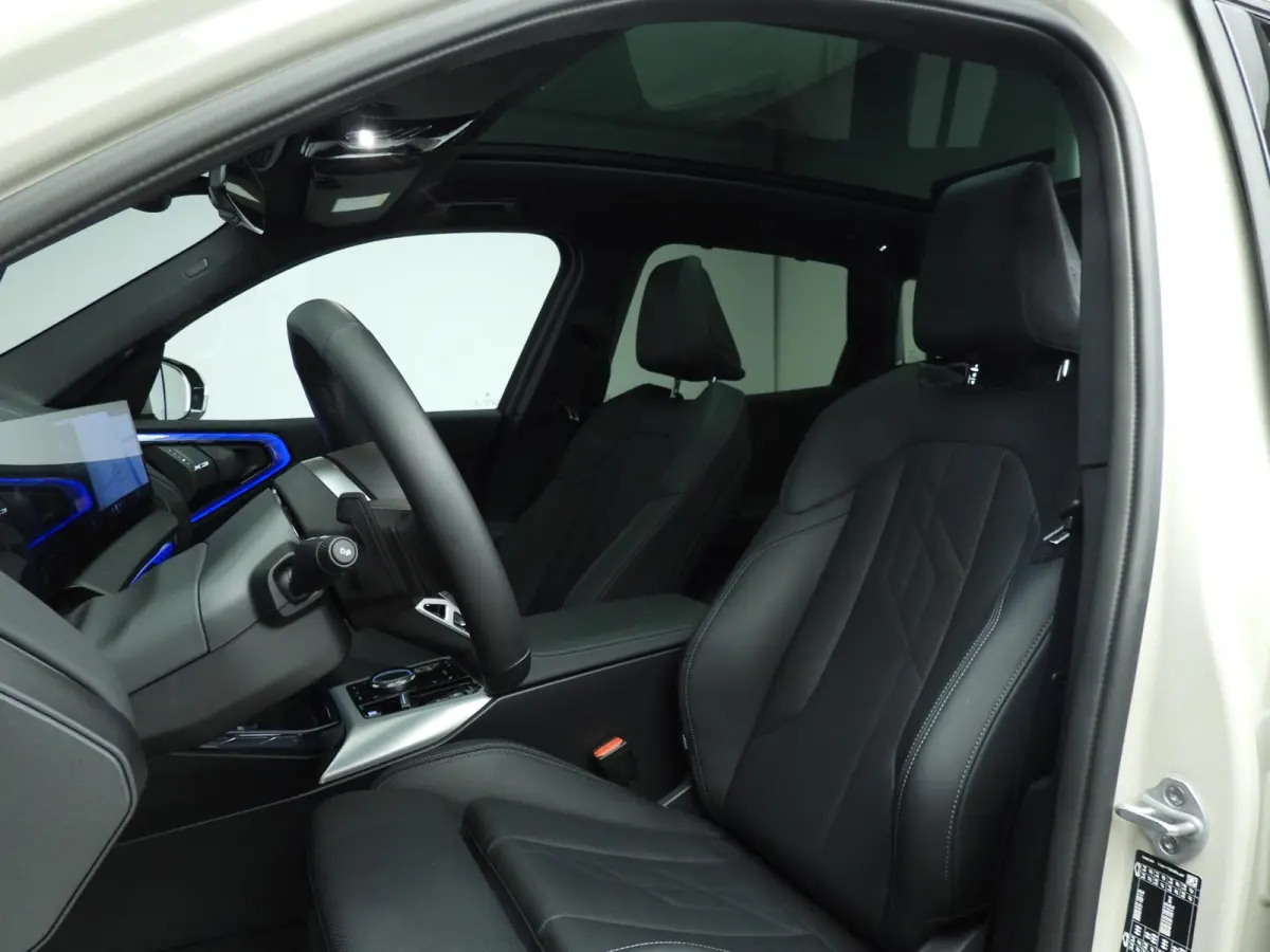 30e xDrive | M-Sportpakket | LED | Leder | Navigatie | Schuifdak | Sportstoelen | Stoelverwarming | DAB | Alu 20 inch