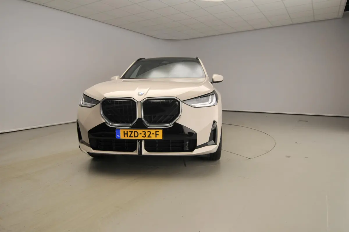 30e xDrive | M-Sportpakket | LED | Leder | Navigatie | Schuifdak | Sportstoelen | Stoelverwarming | DAB | Alu 20 inch
