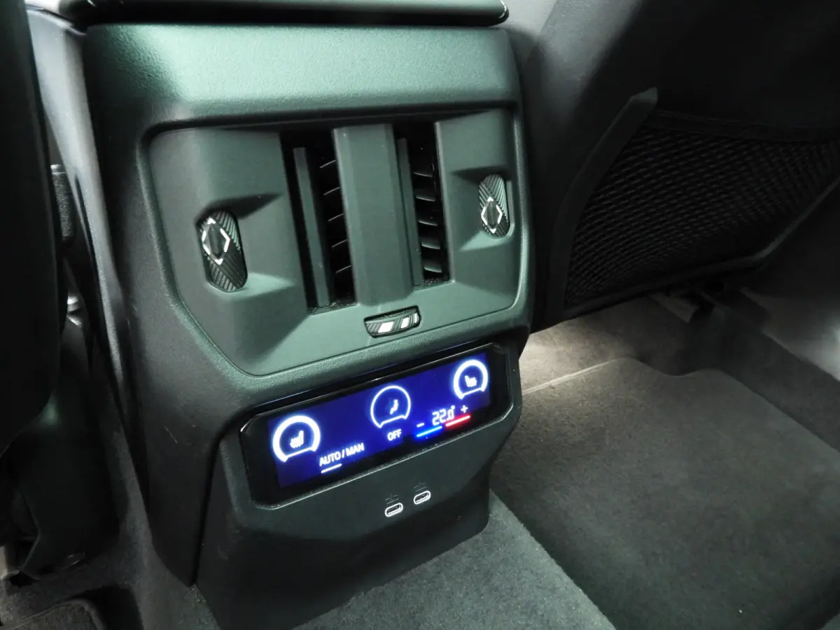 30e xDrive | M-Sportpakket | LED | Leder | Navigatie | Schuifdak | Sportstoelen | Stoelverwarming | DAB | Alu 20 inch
