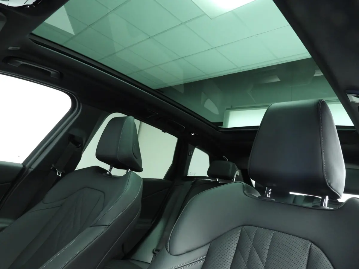 30e xDrive | M-Sportpakket | LED | Leder | Navigatie | Schuifdak | Sportstoelen | Stoelverwarming | DAB | Alu 20 inch