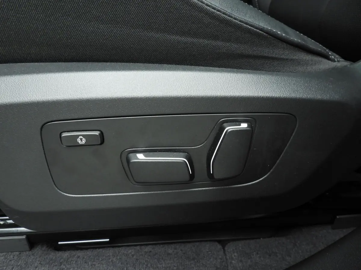 30e xDrive | M-Sportpakket | LED | Leder | Navigatie | Schuifdak | Sportstoelen | Stoelverwarming | DAB | Alu 20 inch