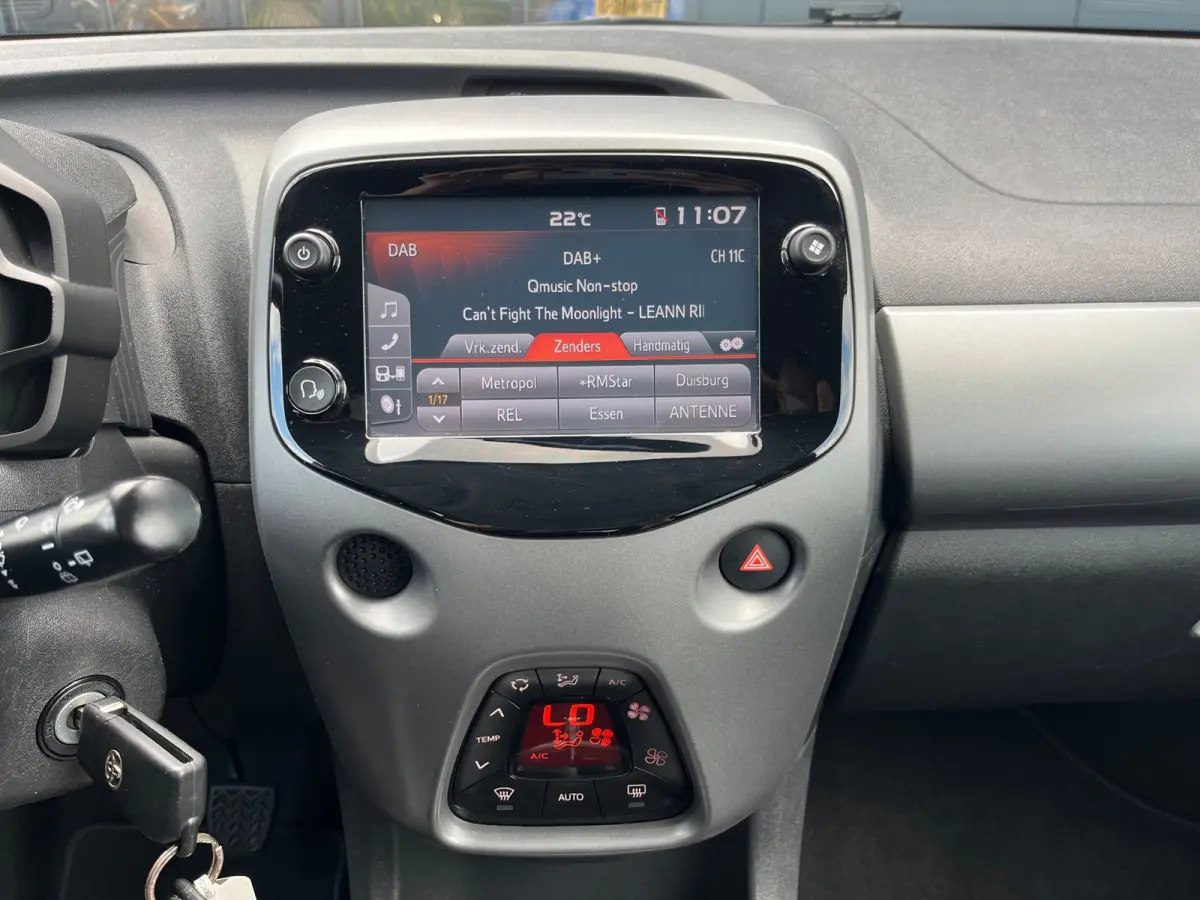 1.0 VVT-i x-joy cabrio NL.Auto/Automaat/Cabrio/Climatronic/Camera/Carplay/Led/1Ste Eigenaar/Dealer onderhouden