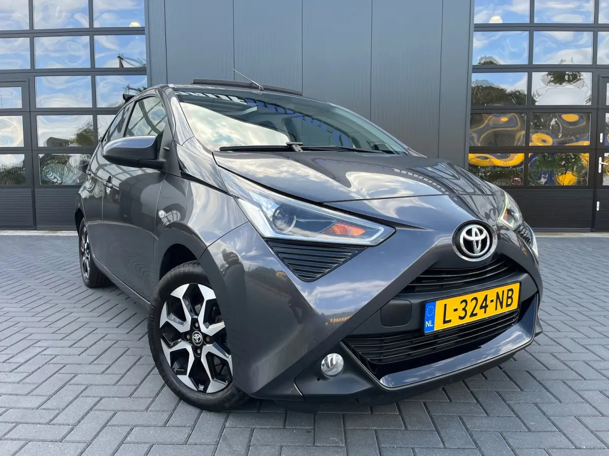 1.0 VVT-i x-joy cabrio NL.Auto/Automaat/Cabrio/Climatronic/Camera/Carplay/Led/1Ste Eigenaar/Dealer onderhouden