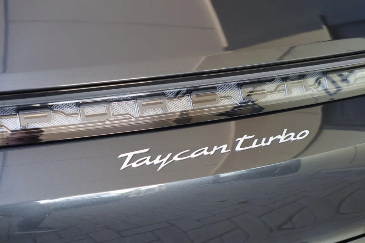 Turbo 93 kWh | burmester | achterasbesturing | head-up | bijrijdersdisplay | carbon | 1e eigenaar