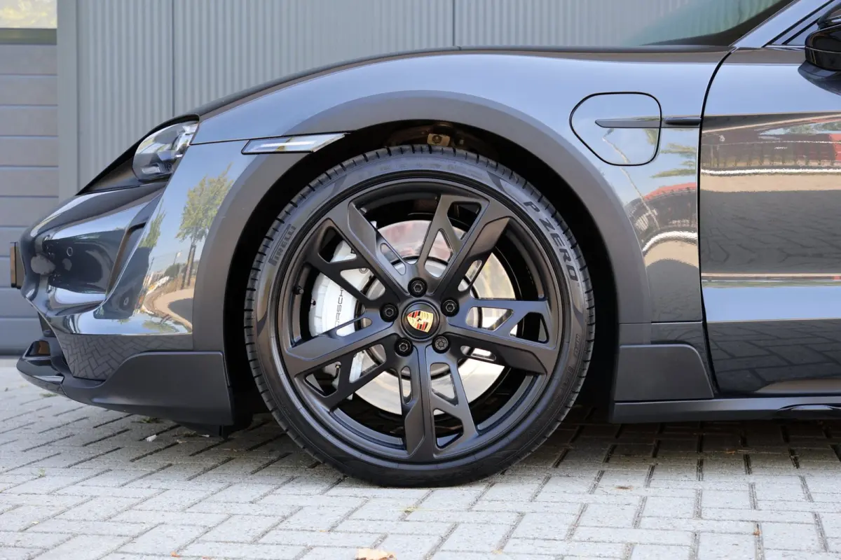 Turbo 93 kWh | burmester | achterasbesturing | head-up | bijrijdersdisplay | carbon | 1e eigenaar