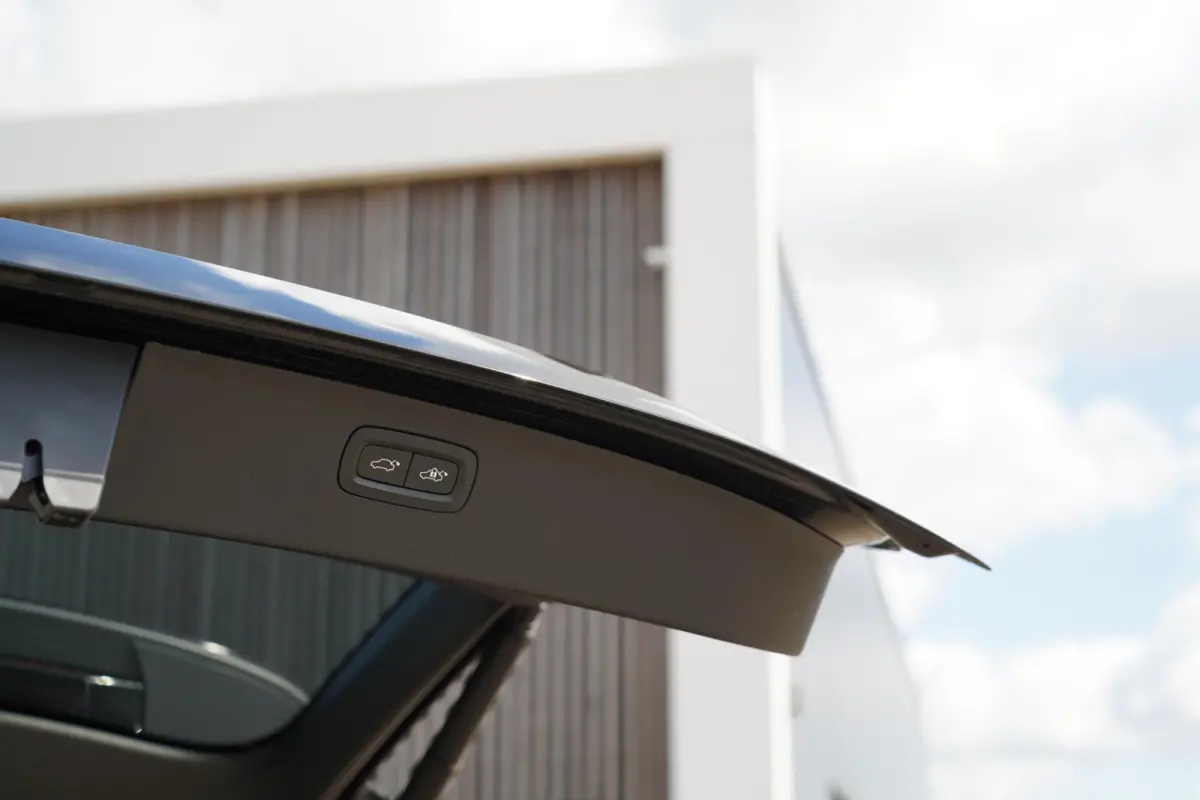 T8 Recharge AWD R-Design Long Range 7p. SOH 99% | Alcantara hemelbekleding | Head-Up | Trekhaak | 7-Persoons | Lederen interieur | 22 inch | Harman Kardon | Adaptieve cruise control | Stoel 