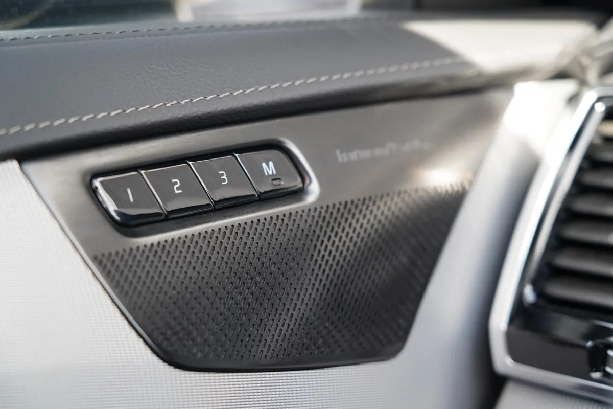 T8 Recharge AWD R-Design Long Range 7p. SOH 99% | Alcantara hemelbekleding | Head-Up | Trekhaak | 7-Persoons | Lederen interieur | 22 inch | Harman Kardon | Adaptieve cruise control | Stoel 