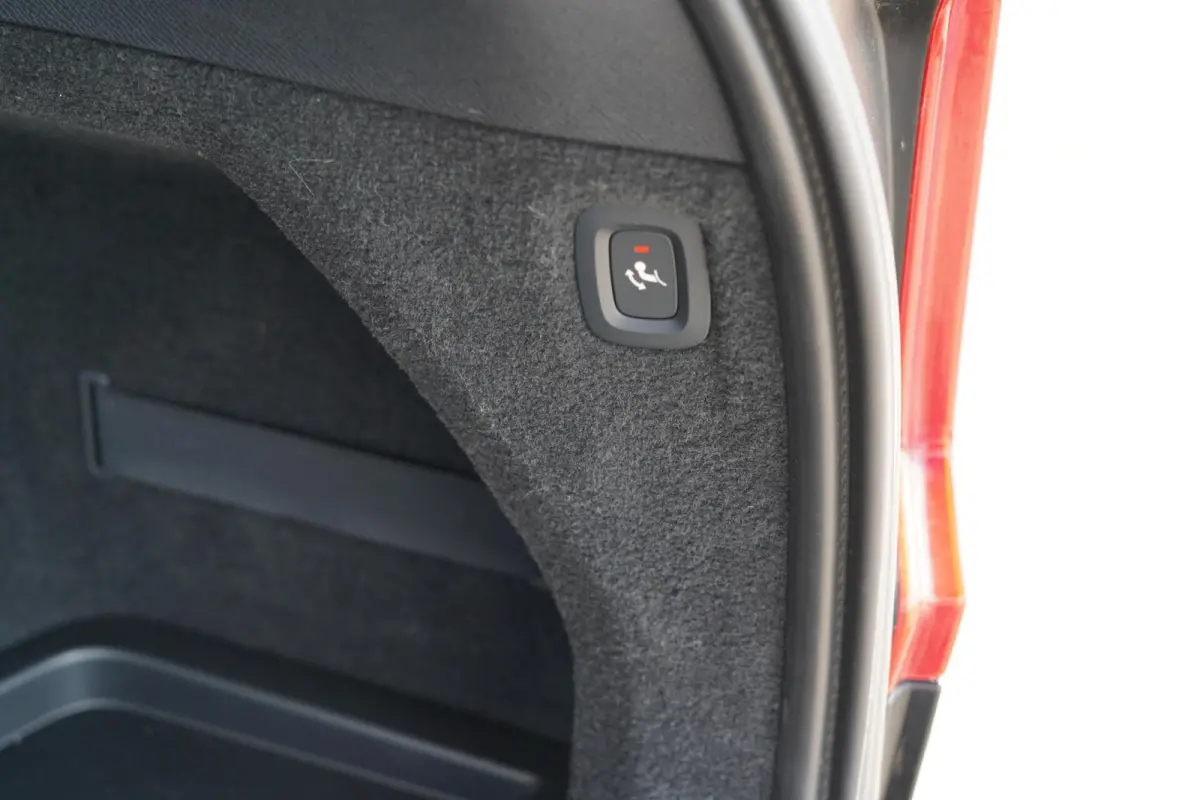 T8 Recharge AWD R-Design Long Range 7p. SOH 99% | Alcantara hemelbekleding | Head-Up | Trekhaak | 7-Persoons | Lederen interieur | 22 inch | Harman Kardon | Adaptieve cruise control | Stoel 