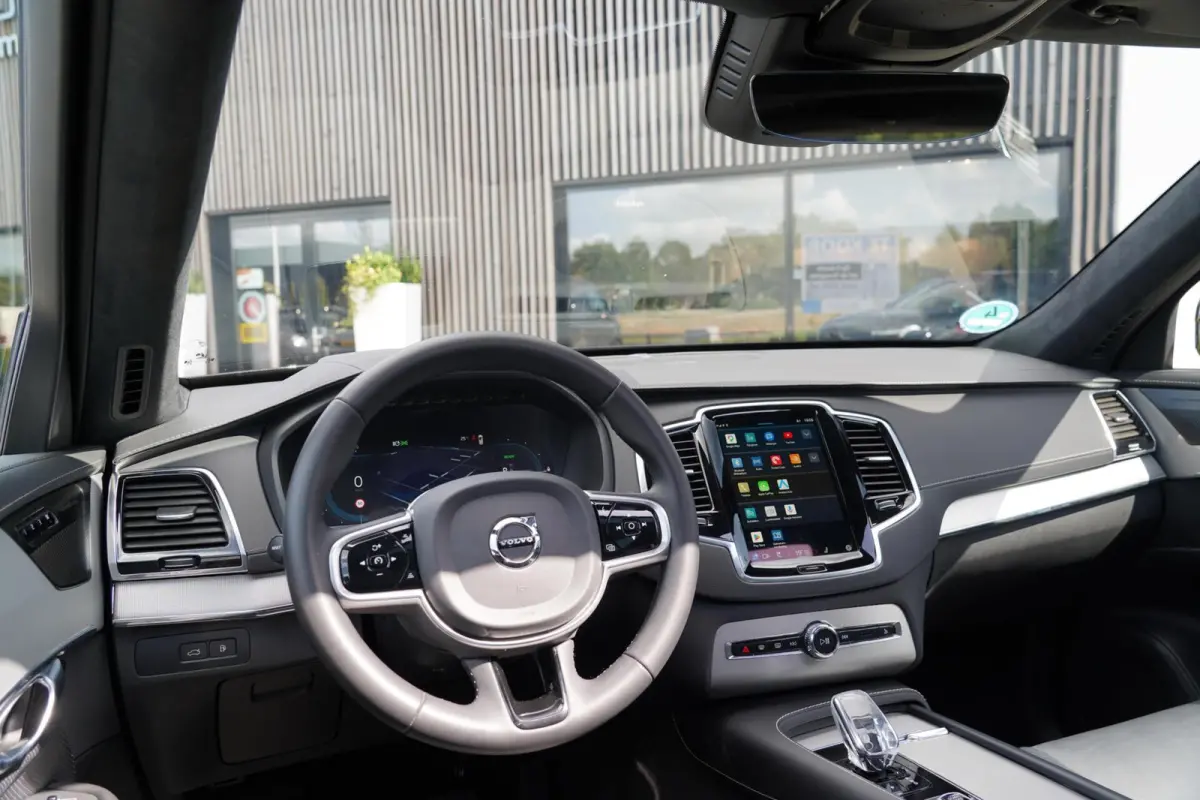 T8 Recharge AWD R-Design Long Range 7p. SOH 99% | Alcantara hemelbekleding | Head-Up | Trekhaak | 7-Persoons | Lederen interieur | 22 inch | Harman Kardon | Adaptieve cruise control | Stoel 