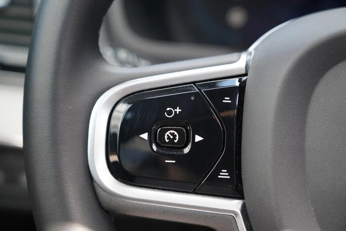 T8 Recharge AWD R-Design Long Range 7p. SOH 99% | Alcantara hemelbekleding | Head-Up | Trekhaak | 7-Persoons | Lederen interieur | 22 inch | Harman Kardon | Adaptieve cruise control | Stoel 