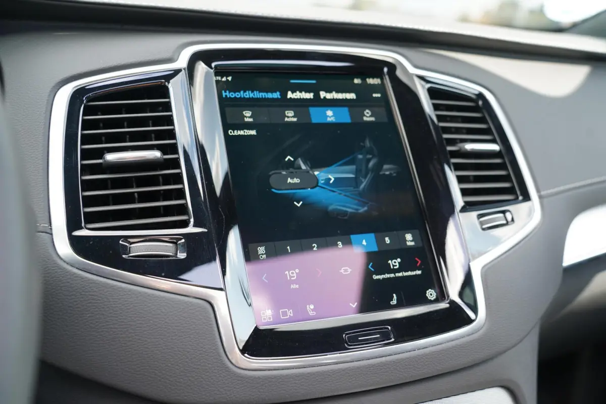 T8 Recharge AWD R-Design Long Range 7p. SOH 99% | Alcantara hemelbekleding | Head-Up | Trekhaak | 7-Persoons | Lederen interieur | 22 inch | Harman Kardon | Adaptieve cruise control | Stoel 