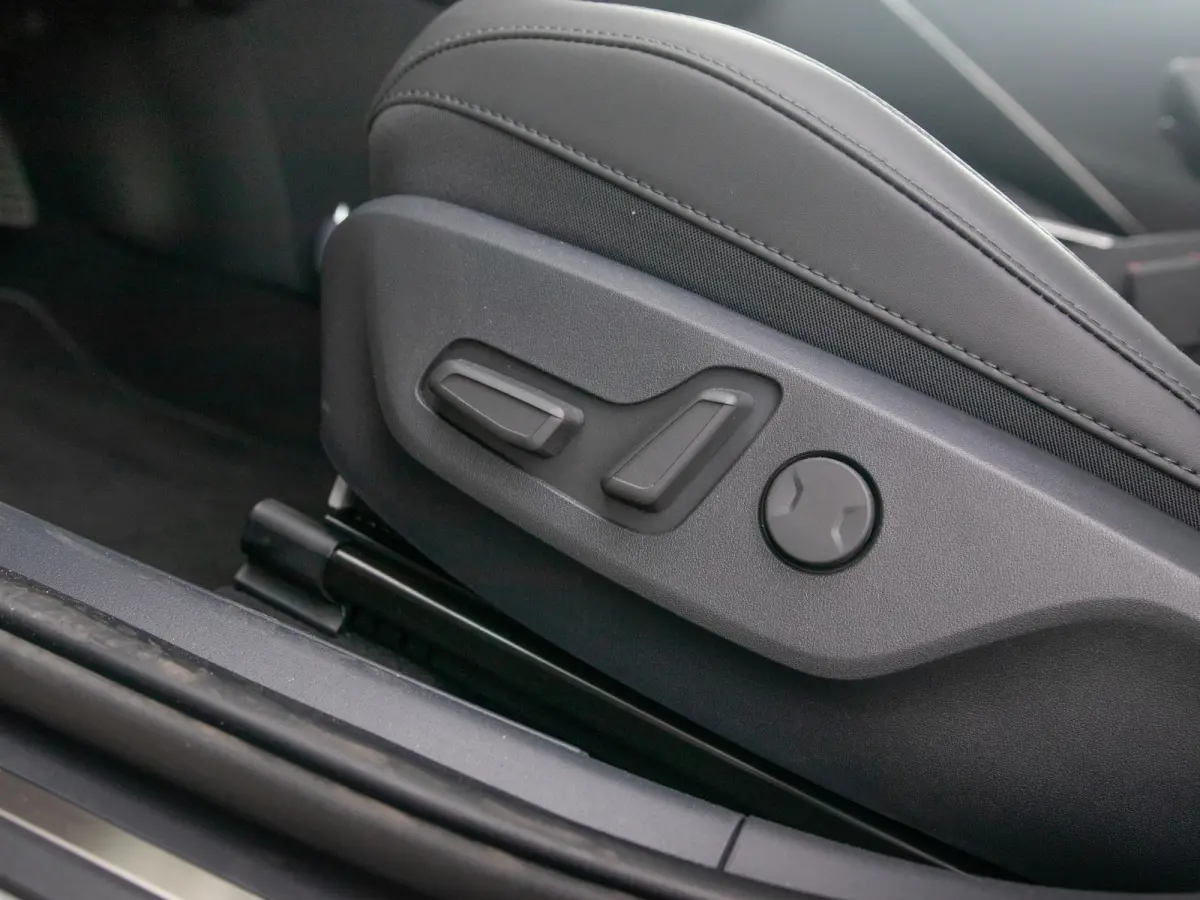 1.6 GDi Hybrid ExecutiveLine | Navi | Clima | Adapt. Cruise | 18" | Leder | Schuif/Kanteldak | Premium Audio | Apple Carplay | Camera | HUD | Stoel&Stuur Verw.