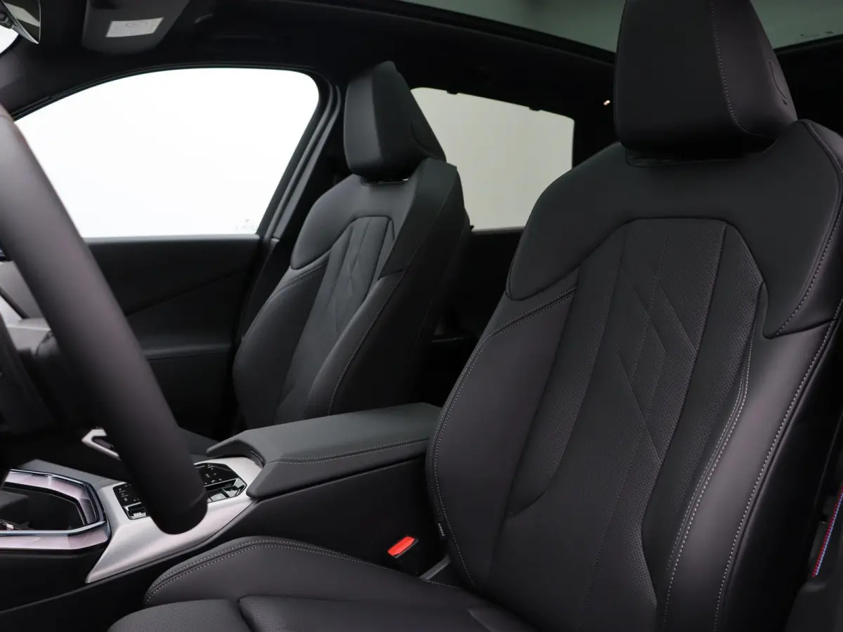30e xDrive M Sportpakket Pro | SoH 100% | Professional Pack | Comfort Pack | Premium Pack | Trekhaak | Panoramadak | 	Driving Assistant Plus | Harman Kardon | 20''