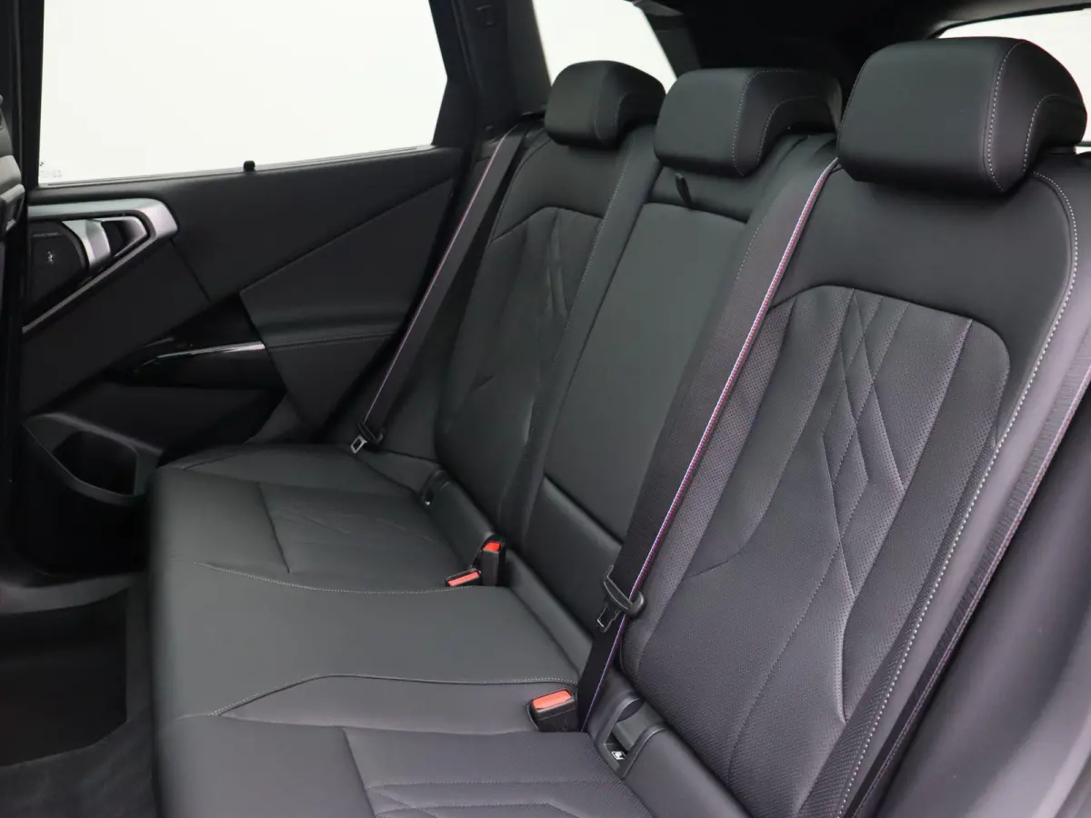 30e xDrive M Sportpakket Pro | SoH 100% | Professional Pack | Comfort Pack | Premium Pack | Trekhaak | Panoramadak | 	Driving Assistant Plus | Harman Kardon | 20''