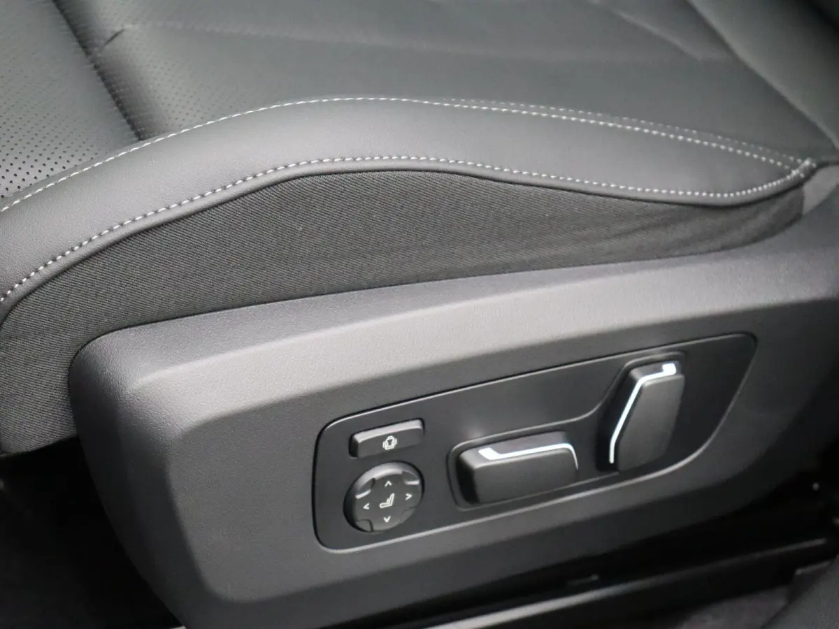 30e xDrive M Sportpakket Pro | SoH 100% | Professional Pack | Comfort Pack | Premium Pack | Trekhaak | Panoramadak | 	Driving Assistant Plus | Harman Kardon | 20''