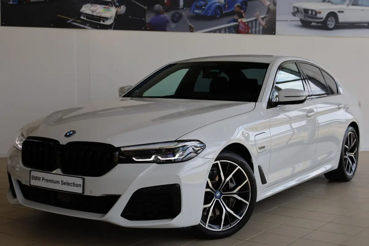 545e xDrive High Executive | M Sportpakket | SOH 95,7% | Adaptieve Cruise Control | Stuurwiel verwarming | 19'' LMV