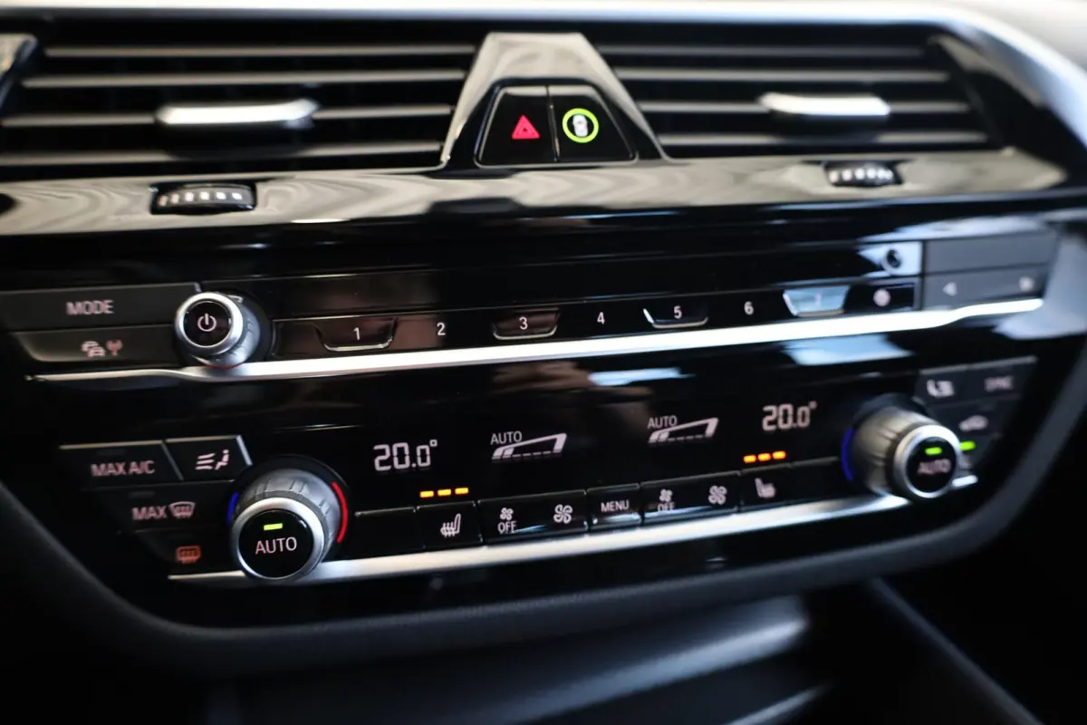 545e xDrive High Executive | M Sportpakket | SOH 95,7% | Adaptieve Cruise Control | Stuurwiel verwarming | 19'' LMV