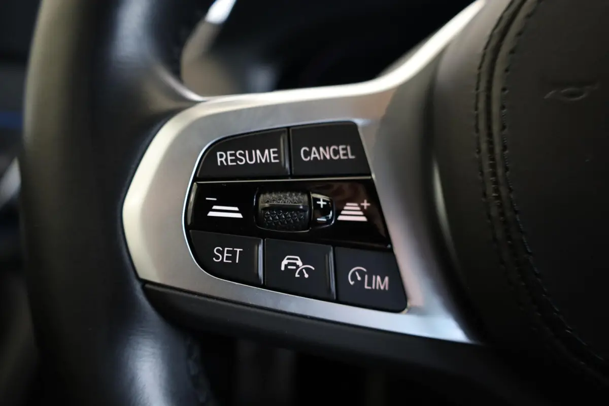 545e xDrive High Executive | M Sportpakket | SOH 95,7% | Adaptieve Cruise Control | Stuurwiel verwarming | 19'' LMV
