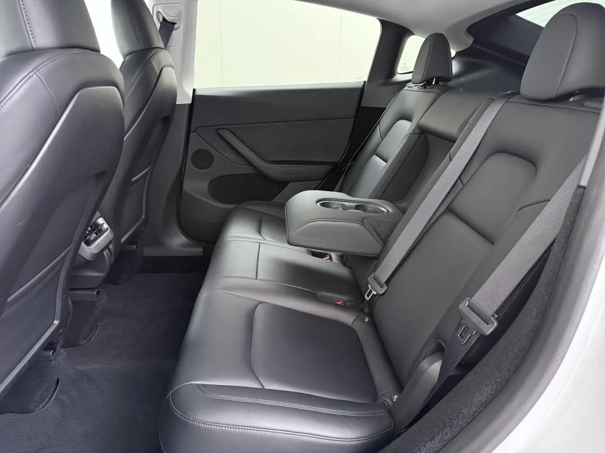 Performance AWD 75 kWh VAN:43.900,- VOOR:40.877,- UW HERFSTVOORDEEL:3.023,- SOH 94% | AFN. TREKHAAK | 21 INCH TURBINE VELGEN | TESLA GARANTIE T/M 01-2028 OF 80.000 KM | ACCU & AANDRIJFLIJN G