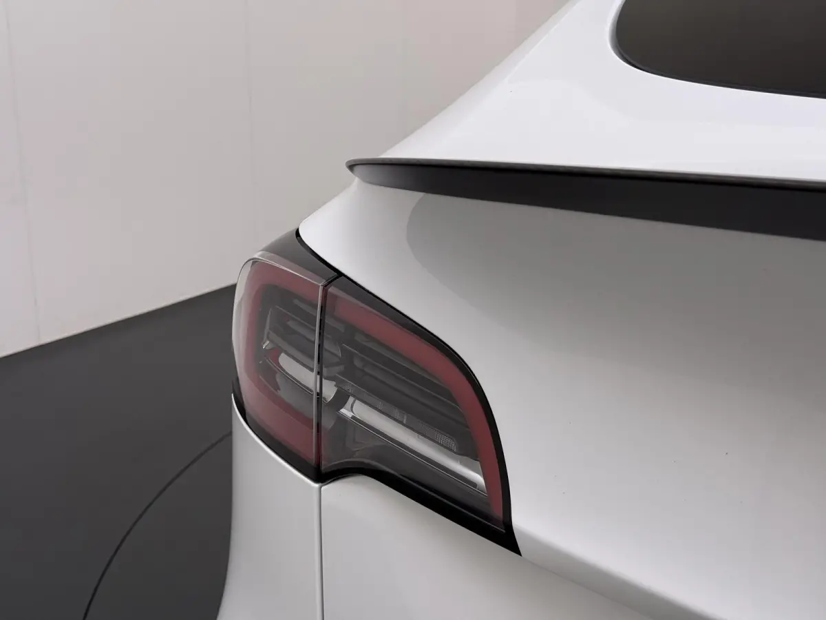 Performance AWD 75 kWh VAN:43.900,- VOOR:40.877,- UW HERFSTVOORDEEL:3.023,- SOH 94% | AFN. TREKHAAK | 21 INCH TURBINE VELGEN | TESLA GARANTIE T/M 01-2028 OF 80.000 KM | ACCU & AANDRIJFLIJN G